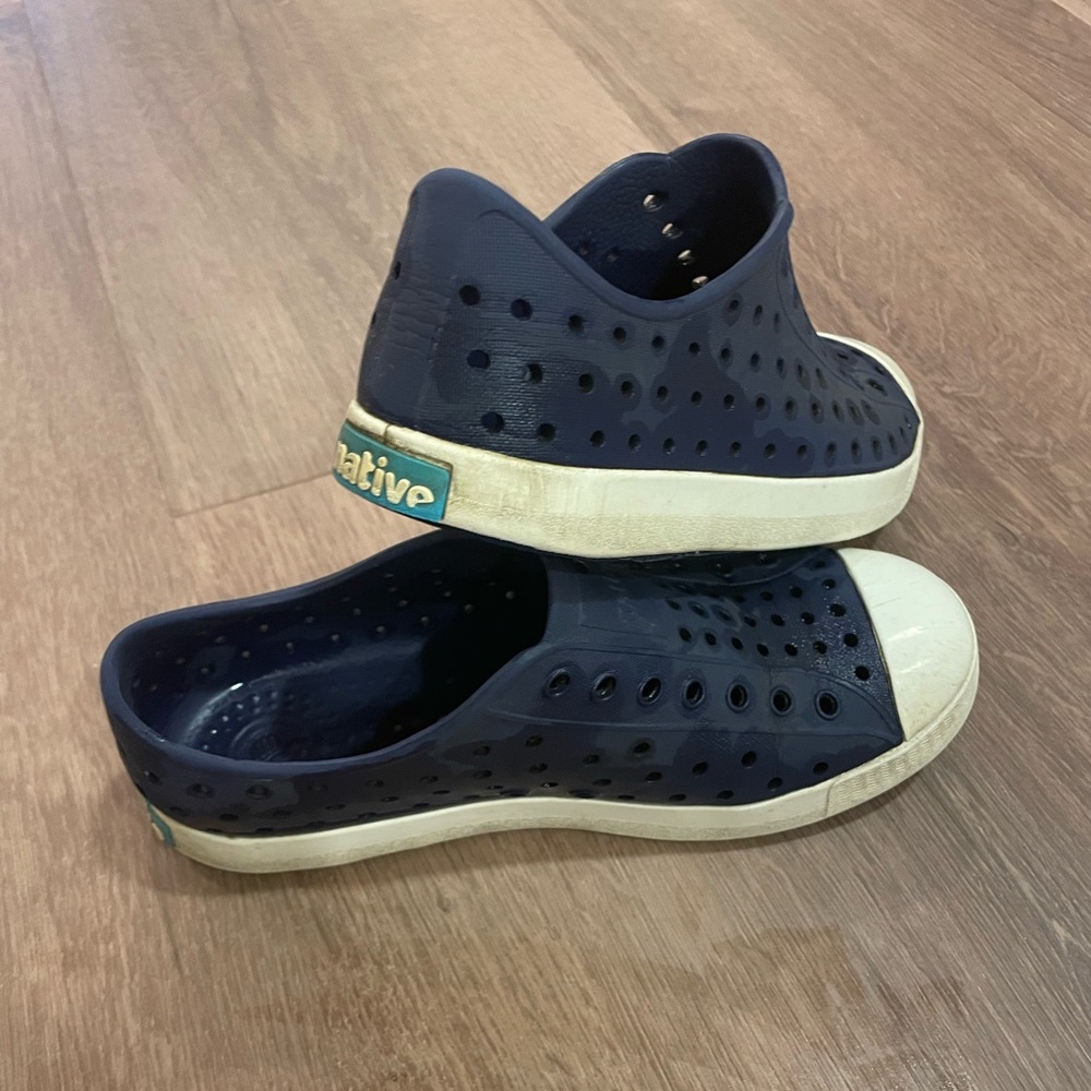 Blue native shoes, size 2 juniors